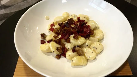 Gnocchis de pommes de terre et châtaignes maison, crème de gorgonzola, châtaignes rôties, truffe noire et jambon sec