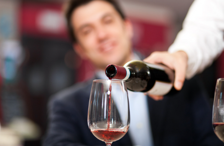 Comment s'en sortir face à une carte des vins d'un palace ?